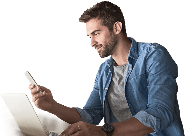 Przedsiębiorca zarządza swoim biznesem na laptopie i smartfonie