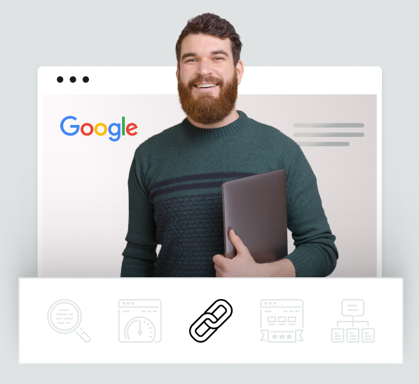 Uśmiechnięty mężczyzna z laptopem na tle strony Google